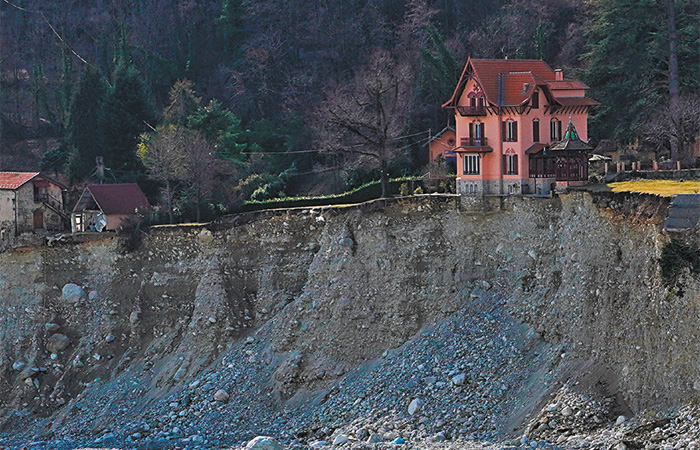 Illustration Maison dangereusement proche du bord d'une falaise causé par un affaissement de terrain ©Patrick Salducci