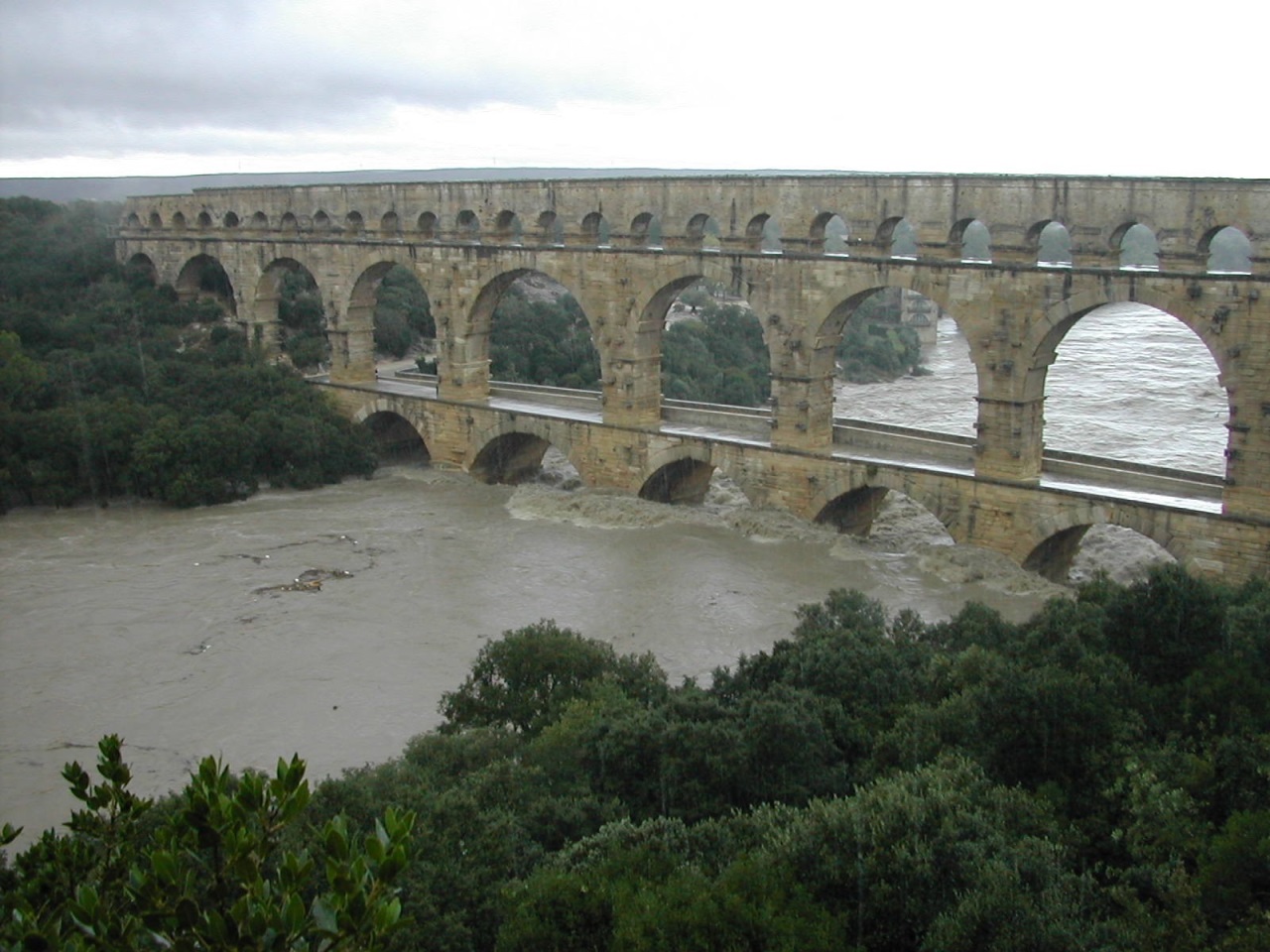 Le pont du Gard lors de la crue des 8 et 9 septembre 2002.